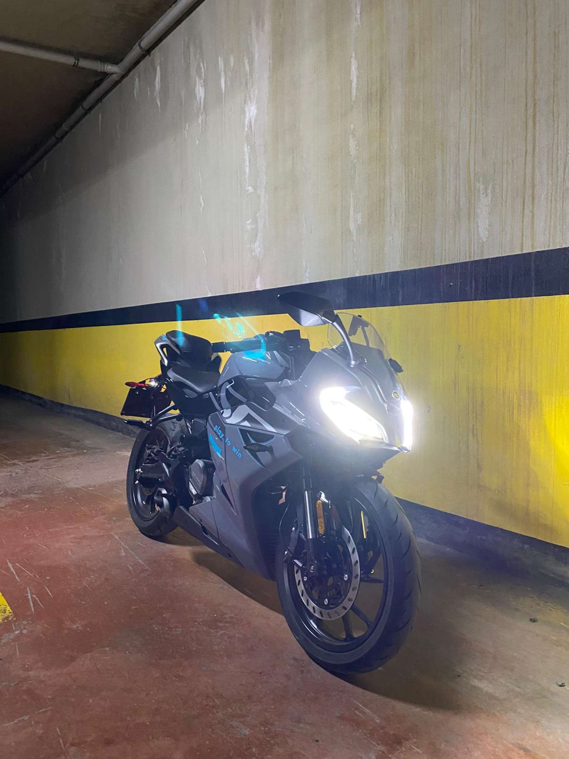 CFMOTO 250SR 2025 MODEL 900KM